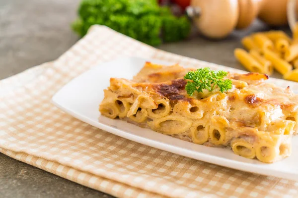 Makaron penne zapiekane z serem i szynką — Zdjęcie stockowe