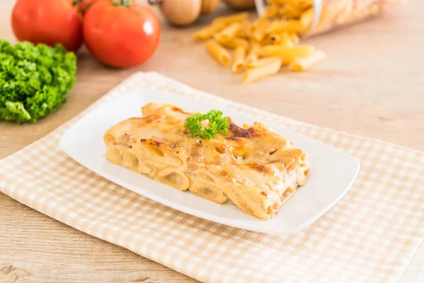 Gebakken penne pasta met kaas en ham — Stockfoto