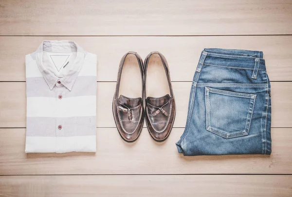 Ropa para hombre sobre fondo de madera — Foto de Stock