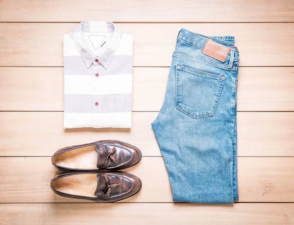 Roupa para homens no fundo de madeira — Fotografia de Stock