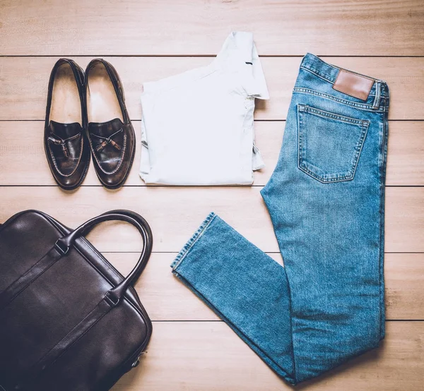 Ropa para hombre sobre fondo de madera — Foto de Stock