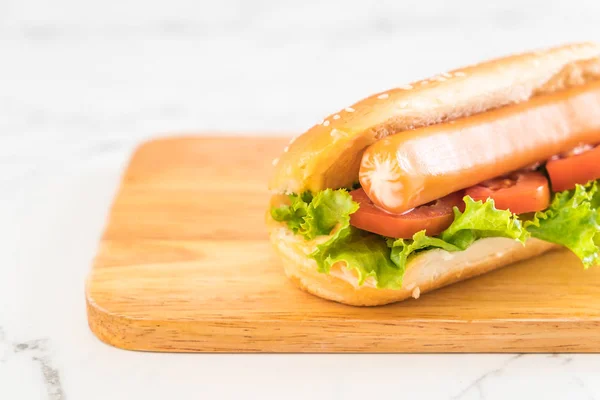 Hotdog con salsiccia e pomodoro — Foto Stock