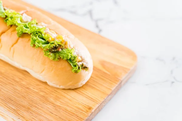 Salada de milho de atum cachorro quente — Fotografia de Stock