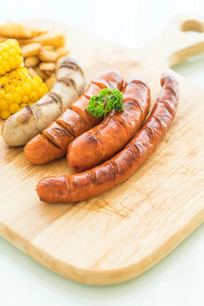 Mezcla salchichas a la parrilla con verduras y papas fritas — Foto de Stock