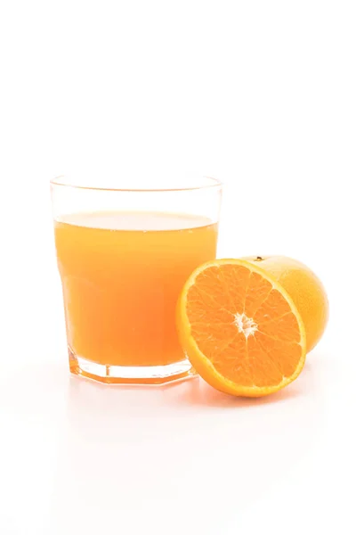 白い背景のオレンジとオレンジ ジュース — ストック写真