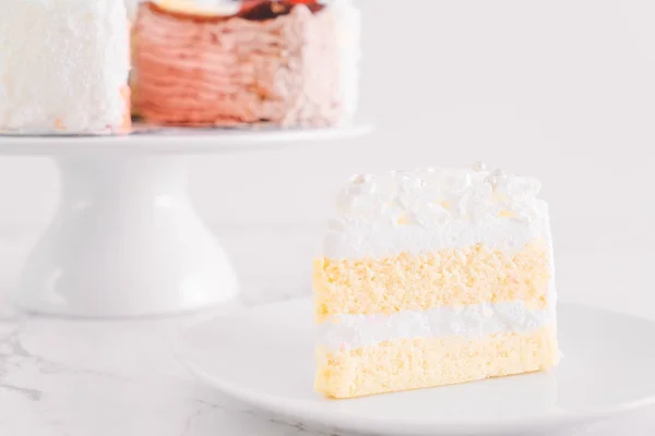 Ванильный торт на белом фоне — стоковое фото