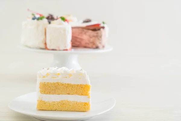Vanilla cake pada latar belakang putih — Stok Foto