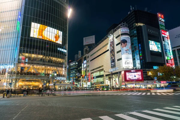 Tokyo, Japonya, 17 Kasım 2016: Shibuya Crossing, şehir sokak ile