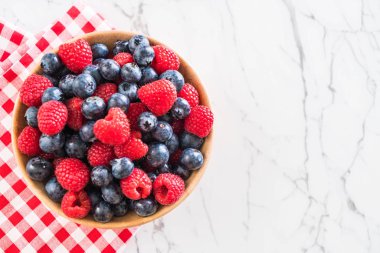 taze yaban mersini ve rasberry 