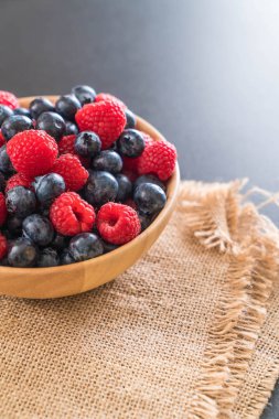 taze yaban mersini ve rasberry 