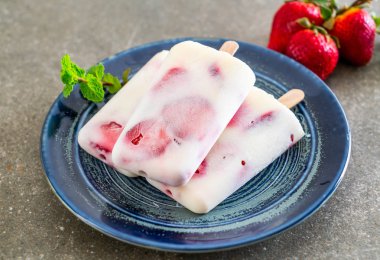 ev yapımı çilekli yoğurt dondurma