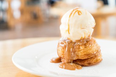 vanilyalı dondurma ve karamel soslu çıtır börek