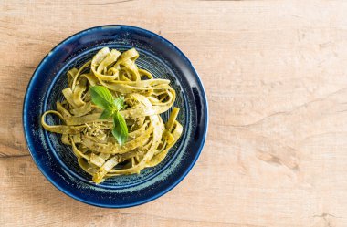 ıspanak fettuccine plaka üzerinde