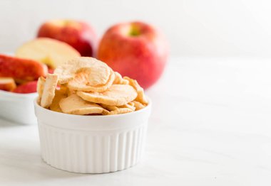 Kurutulmuş elma cips