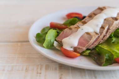 Tuna biftek salatası ile