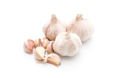 Beyaz arka planda taze sarımsak