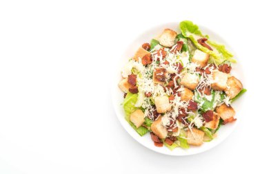 beyaz zemin üzerine Sezar salatası