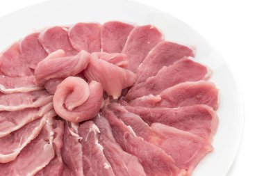 beyaz üzerine taze dilimlenmiş domuz