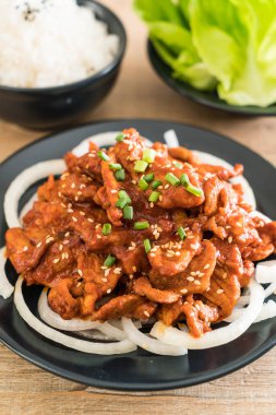 Baharatlı Kore soslu (bulgogi kızarmış domuz eti)