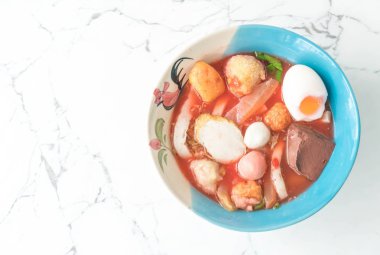 Tay tarzı şehriye çorbası fishballs ve ev yapımı kırmızı sos ile