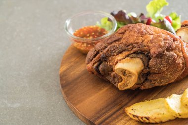 Gevrek domuz knuckle veya Alman domuz Hocks