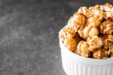 Patlamış Mısır ile karamel