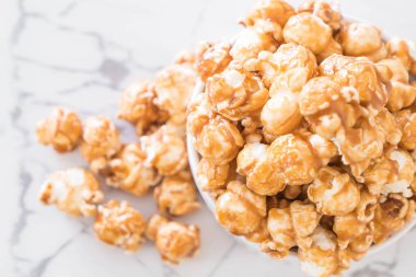 Patlamış Mısır ile karamel