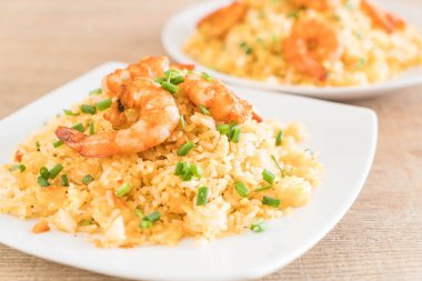 Kızarmış pirinç ve karides.