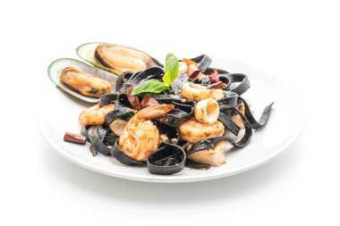 siyah spagetti veya deniz ürünleri ile makarna