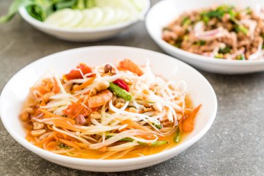 Baharatlı papaya salatası (geleneksel Tay gıda) 