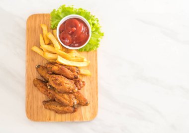 Kızarmış tavuk kanadı.