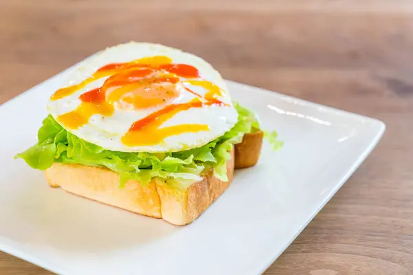 Pain grillé avec oeuf frit et légumes — Photo