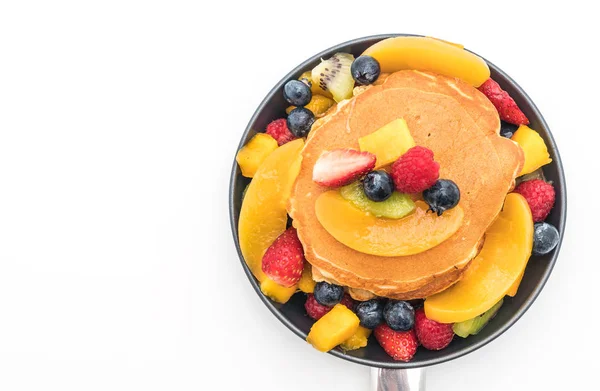 Pannkaka med mix frukter (jordgubb, blåbär, hallon, m — Stockfoto