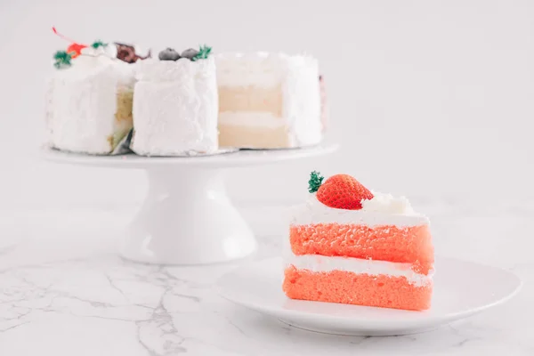 Клубничный торт на тарелке — стоковое фото