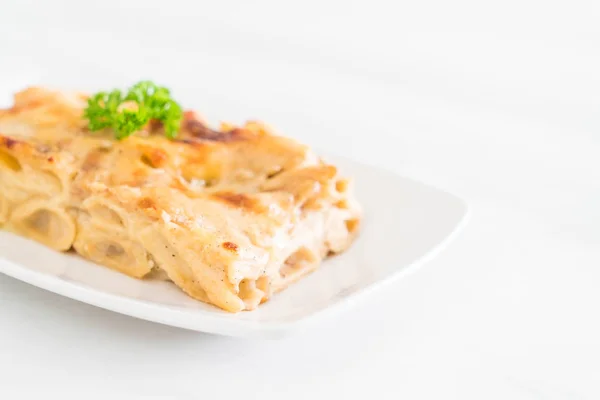 Gebakken penne pasta met kaas en ham — Stockfoto