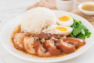 Demlenmiş Domuz eti bacak pirinç