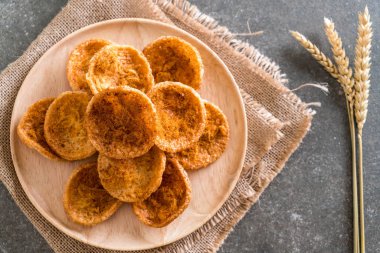 kurutulmuş rendelenmiş domuz etinin pirinç kraker