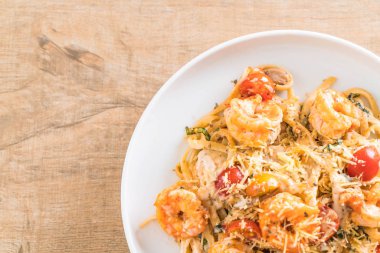 Spagetti karides, domates, fesleğen ve peynir ile 