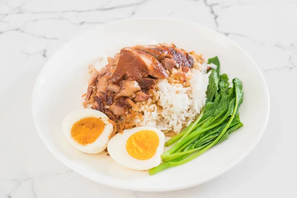 Pierna de cerdo estofada con arroz —  Fotos de Stock