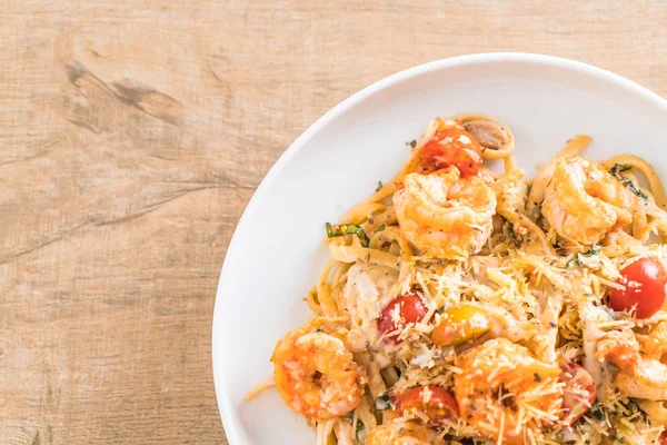 Spagetti karides, domates, fesleğen ve peynir ile 