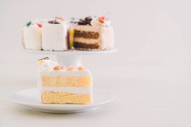 Macadamia pasta plaka üzerinde