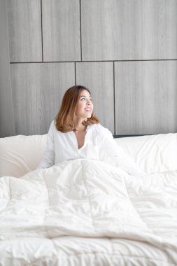  Kadın yatakta uyanır.