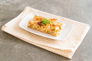 peynir ve jambon ile pişmiş penne makarna