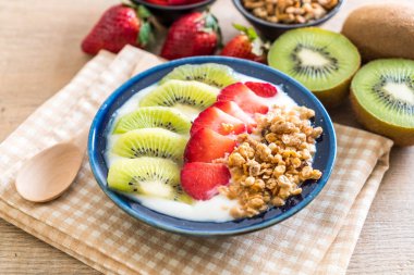 çilek, kivi ve granola ile yoğurt 