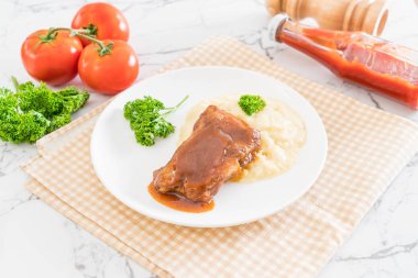 ızgara kaburga domuz püre patates ile