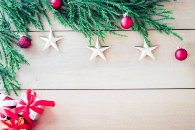 ahşap arka plan üzerinde Noel dekorasyonu ile Noel ağacı