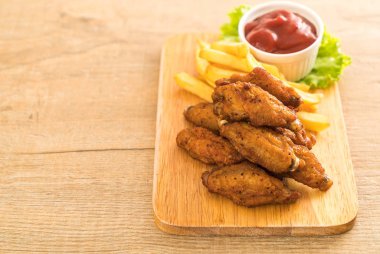 Kızarmış tavuk kanadı.