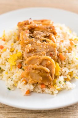ızgara tavuk ve teriyaki soslu kızarmış pilav