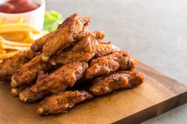 Kızarmış tavuk kanadı.