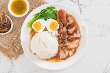 Demlenmiş Domuz eti bacak pirinç